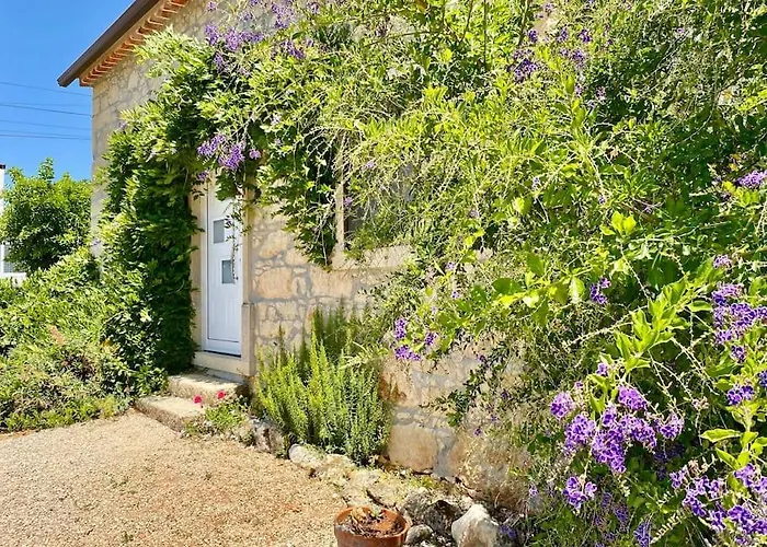 Tomara House Country Getaway بيت للعطل *